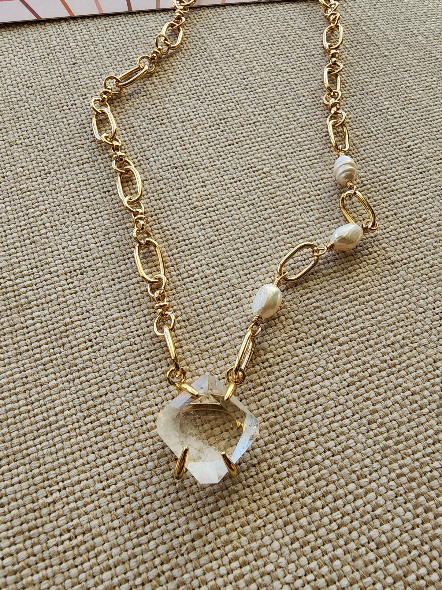 Quartz and pearls necklace