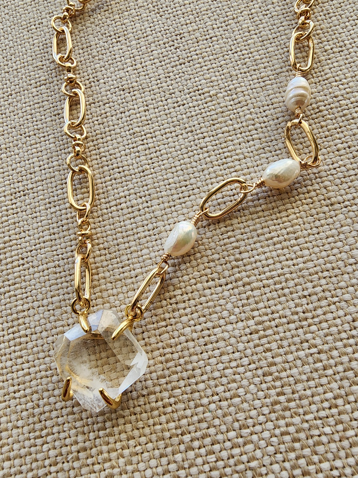 Quartz and pearls necklace